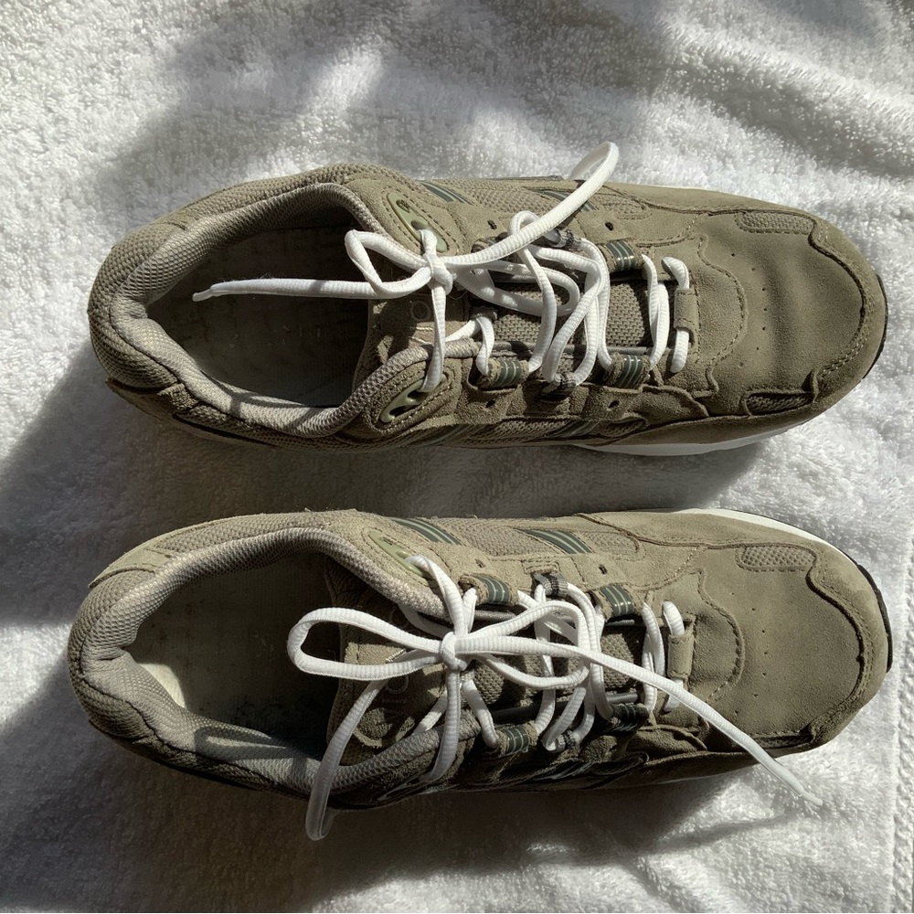 Vionic Walker, men’s, size 11 US. Grey and white